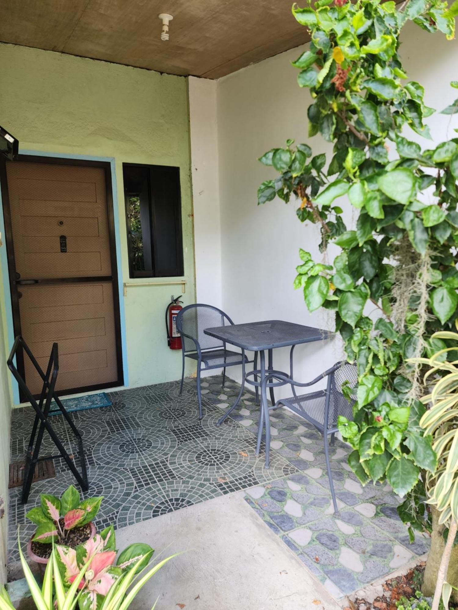 MJ's Residences Garden Hotel Moalboal Exterior foto