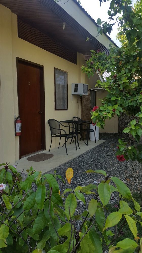 MJ's Residences Garden Hotel Moalboal Exterior foto