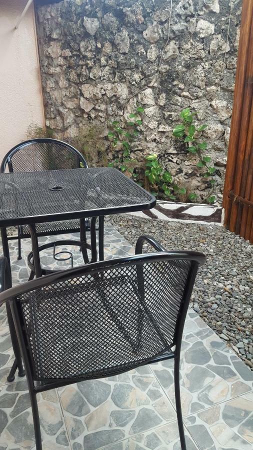 MJ's Residences Garden Hotel Moalboal Exterior foto